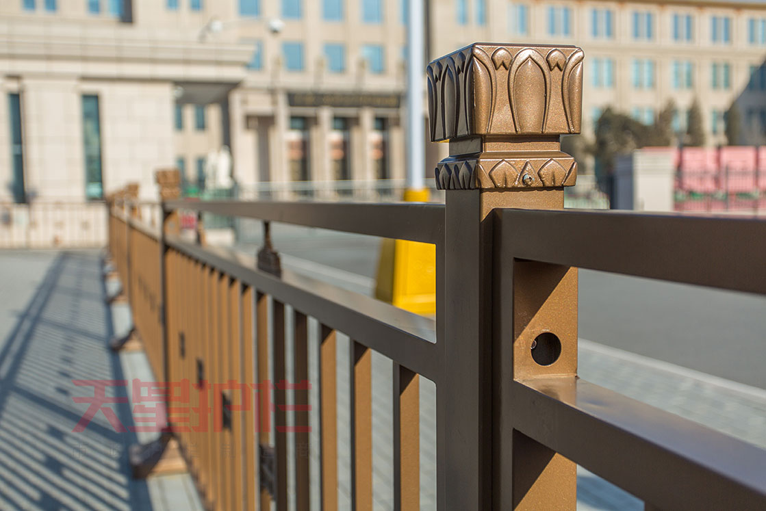 金色交通隔離欄